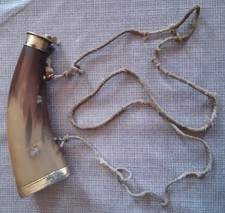 Poire à poudre noire, vide, en corne et laiton. Sans bec verseur. La corne était