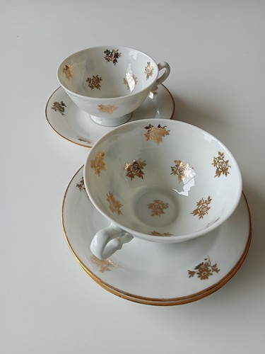 Deux tasses avec sous-tasses