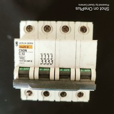 Disjoncteur Merlin Gerin C60N – 4 pôles – 32A – Courbe C – Rail DIN – Multi 9