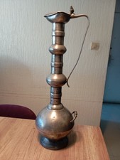 AIGUIERE EN   ETAIN   SIGNEE FLEUR COURONNEE