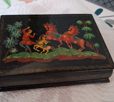 Boite Russe laquée signée 13