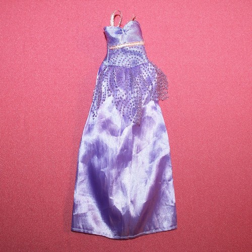 Robe violette pour poupée