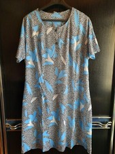 Robe 2 boutons sur le heut  coloris noir/bleue manche courte  taille 3 bon etat 