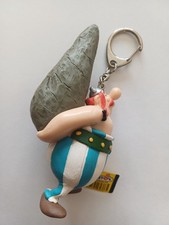 Porte clé PLASTOY ASTERIX : OBELIX portant un menhir (haut 12 cm, large 6 cm )