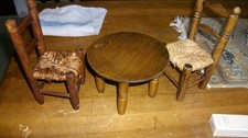 Table en bois et lot de 2 chaises  en bois et paille pour poupée