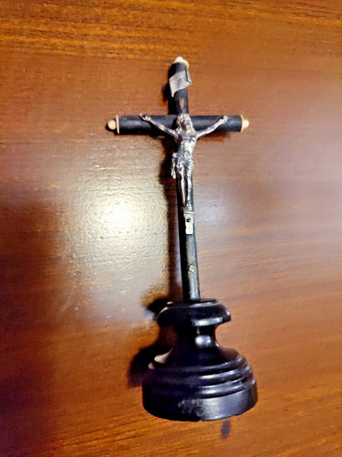 Crucifix sur socle rond - , en