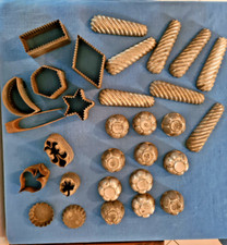 LOT DE 28 PETITS MOULES EMPORTES-PIECE ANCIENS EN FER BLANC ANNÉES 30