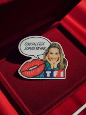 Pin's publicitaire ancien Sophie Favier vintage collection rétro années 90 TV
