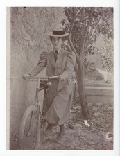 M587 Portrait femme avec bicyclette. Istres France 1904. Photo ambrotype ?