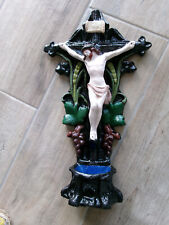 crucifix mural christ en croix bénitier, platre peint couleurs vigne et pain