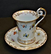 Tasse Et Soucoupe À Poignée