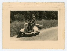 PHOTO SNAPSHOT amateur, un jeune homme fier sur son scooter Vespa