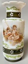 Vase OPALIN à décor peint de PUTTI CHÉRUBINS & FLEURS col en COROLLE