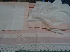 lot 3piéces vintage rose  broderies , lapins , bébé pour berceau  bébé draps etc