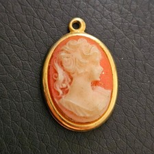 Pendentif camée coquillage sur monture plaqué or médaillon vintage ancien