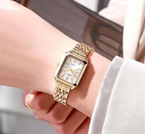 Montre dorée pour femme - , en