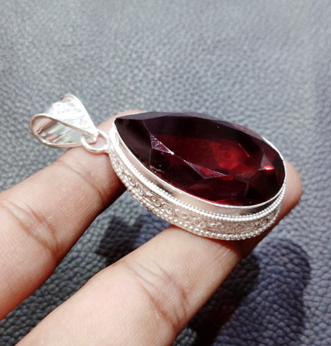 Beau pendentif grenat - , en