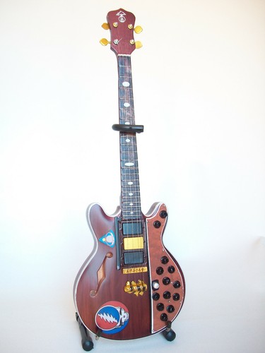 Guitare basse miniature
