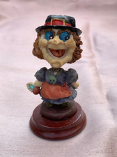 Statuette de sorcière avec la tête montée sur ressort