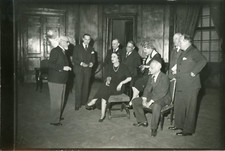 Théâtre, Mary Marquet assise au centre et à sa droite, debout regardant l'o