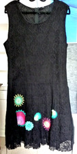 ROBE DENTELLE NOIRE et fleurs COLLECTION ETE DESIGUAL T.46