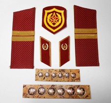 Bretelles URSS + onglets de col + patch de manches + boutons uniformes...