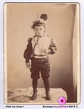 GARÇON DÉGUISÉ EN MILITAIRE