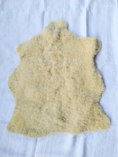 Peau de mouton véritable couleur miel à poils longs et très doux et naturels