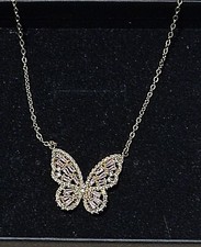 Collier pendentif papillon
