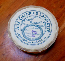 Aux Galeries Lafayette Comptoir de ruban  Rouleau de ruban satin rose