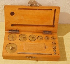 TRÉS BON ÉTAT .ANCIENNE BOITE DE POIDS.POUR BALANCE.COMPLÈTE.BIJOUTIER OU AUTRE