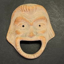 Masque décoratif en terre