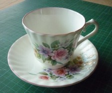 - TASSE ET SOUCOUPE à THE - BONE CHINA ENGLAND - Fleurs -
