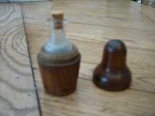 Flacons dits" à sels" dans son étui en bois vernis H 8cm en TBE