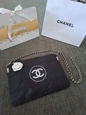 superbe pochette Chanel Beauté