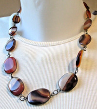 Collier couleur vieil argent pastilles résine oeil de tigre bijou vintage 2434