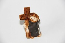 Moine qui porte sa croix avec