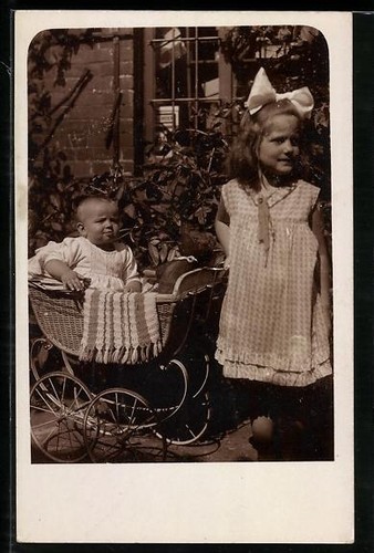 Jeune fille côté une - jeune, à