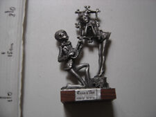 ETAIN d'art cisele main TIN dans le goût Amoureux de Peynet socle bois Vintage