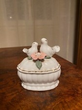 Boîte art déco en PORCELAINE, à décors de colombes, porcelaine blanche ancienne.