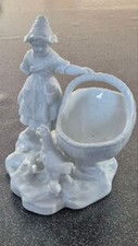 BOUQUETIERE EN PORCELAINE PETITE FILLE AVEC UNE POULE ET SES POUSSINS N° "S 525"