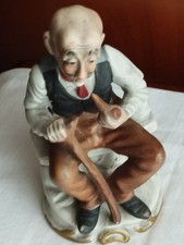 Statue Viel Homme  À La Pipe  Assis Sur Une Banque En Céramique