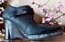 Chaussures très originales en cuir de la marque DKODE en pointure 39