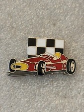 pin's voiture sport rouge avec drapeau flag damier signé demons et merveilles
