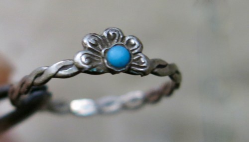 Petite bague jolie ancienne - &,