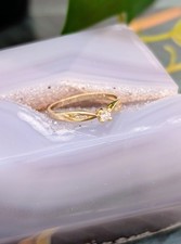 Bague solitaire centrée d'un