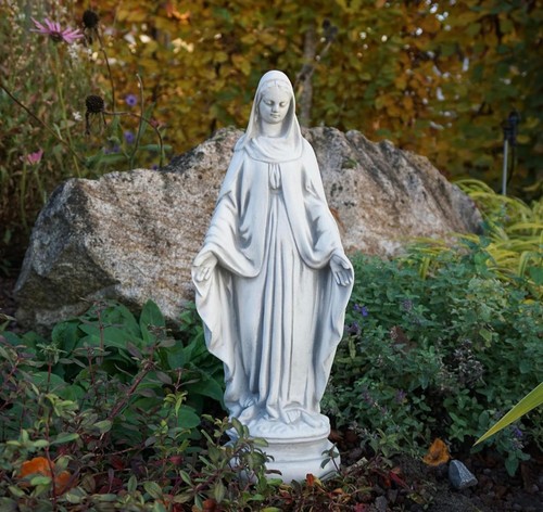 Statue figure sainte - la,