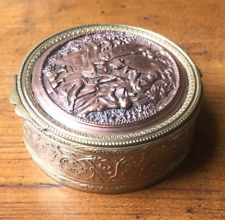 Boîte ancienne bijoux métal doré cuivre gravure scène musicale Diamètre: 6,5 cm.