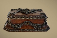 TAHAN A PARIS / COFFRET EN BOIS TEINTÉ  A DECOR DE FLEURS EN LAITON