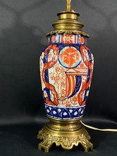 Grande lampe en porcelaine Imari Japon à surface côtelée sur monture bronze XIXe